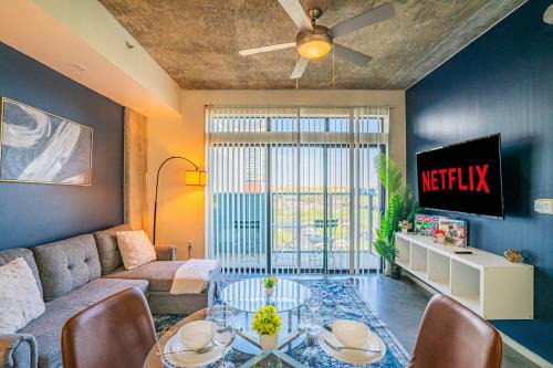 Beautiful 1BD - Central Downtown -Gym, Pool, Parking