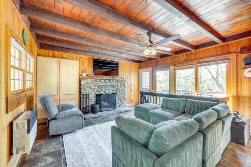 Between Big Bear & Lake Arrowhead - Cabin w/View!