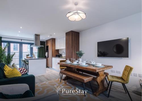 BIG MCR 5-bedroom Contractor House Sleeps 8 with Parking by PureStay