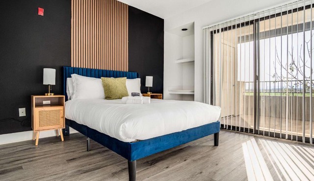 Boulevard Stays 2BR by Stadium Pool Parking Gym 06
