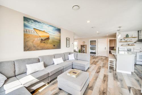 Bright Kitty Hawk Home w/Hot Tub, Walk to Beach!