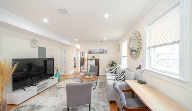Bright & Spacious 4BR & 2BA Boston Apt - Bathtub, Free Parking near Red Line 802