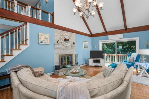 Cape Cod Escape – 1 Mile to Beach, A/C Grill