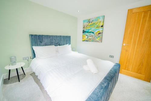 Central Gloucestershire Flat - 1 BR Sleeps 6