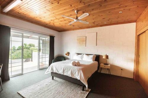 Central Two Bedroom Apartment With Mountain Views