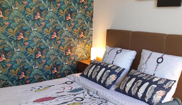 Chambre privée dans une maison avec piscine