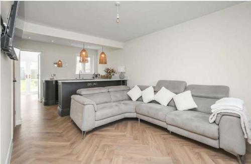 Charming 2 Bedroom Home With Parking and Garden