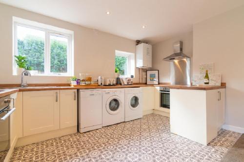 CONTRACTOR ACCOMMODATION SLEEPS 6 - 11 - MANCHESTER AIRPORT CITY