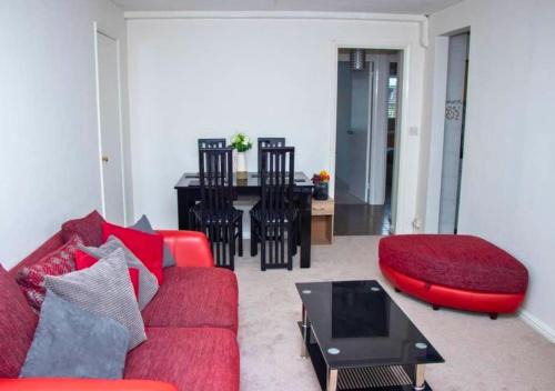 Contractor Accommodation in Crawley Free Parking WiFi Near Worksites Gatwick Manor Royal 2-Bed Sleeps 4