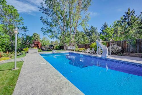 Deep Blue Spacious Escape w Hot Tub & Playground