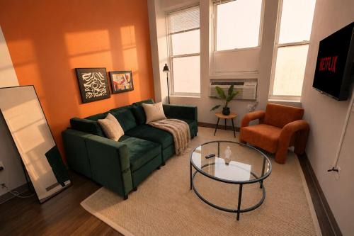 Downtown Milwaukee 2BR, 5 Min Walk to RiverWalk