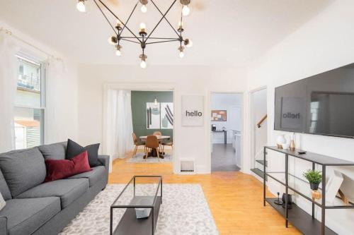 Downtown Walkable - 2 bed 1 bath King Bed