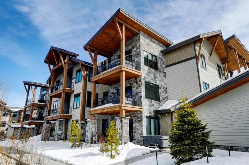 Downtown WP Elk Creek Condo E201 I Private Hot Tub I Great Views I Activity Program