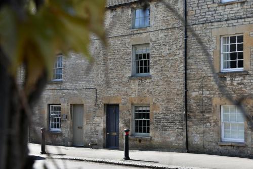 Elegant Cotswold Cottage in Northleach