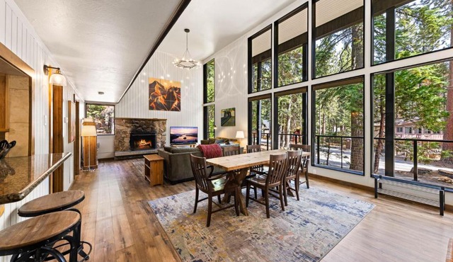 Ellis Peak Retreat - Hot Tub, Wood Fireplace, Close to Tahoe City & Dining