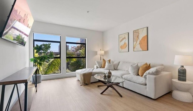 Emerald Ridge - Luxe Hollywood Walk of Fame