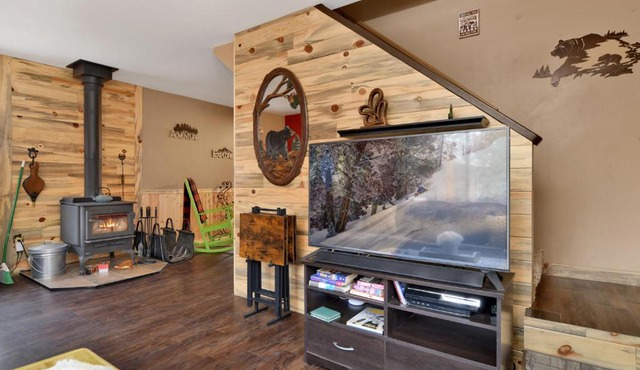 Emma's Cottage- Adorable Central Cozy Modern Chalet Home- Minutes to Activities
