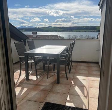 Exklusive Ferienwohnung LAKEVIEW in Bestlage Mattsee, beschattbare Dachterrasse mit Panoramablick über den See