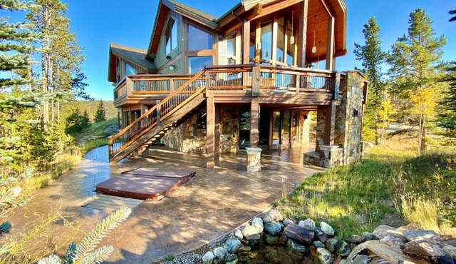 Four master suites, VIEWS! Hot tub, private ski SHUTTLE, sprawling entertaining areas!