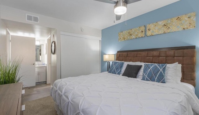 Free Parking King Bed Walk to Dining & Shops