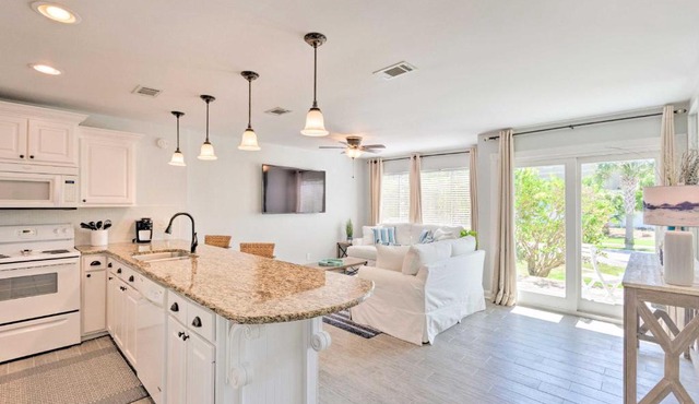 Freshly Renovated Condo Short Stroll to Beach