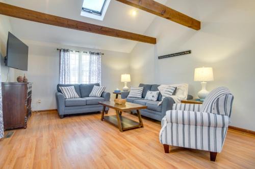 Golf & Unwind: Family Home 2 Mi to Covell’s Beach!