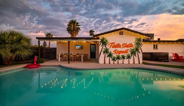 Gorgeous 4-bed home with Golf, Pool, & Hot Tub!