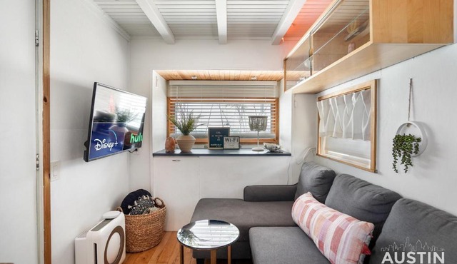 HGTV Featured Tiny Home w Hot Tub Near East 6th St