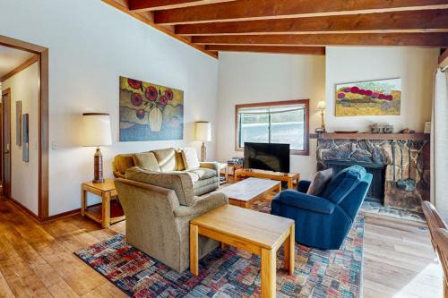 Homey Family Condo with Shared Pool Hot Tub Tennis & Lovely Lake Views