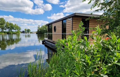 Houseboat with lake view Tango