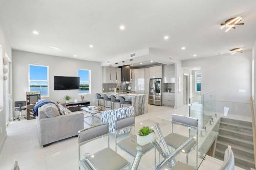 Key Largo Oceanfront Oasis with Pool and Hot Tub