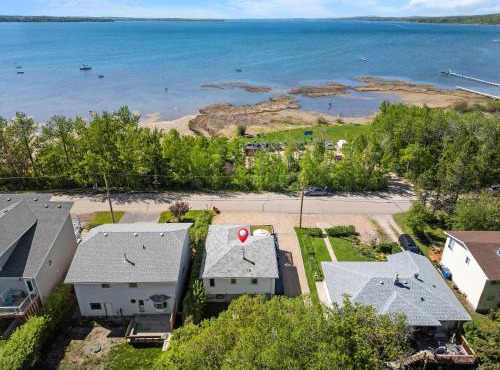 Kinepik Cottage Sunroom with Beach Access