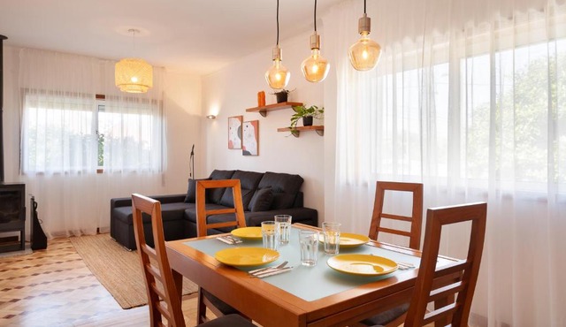 KING SIZE Bed with Air Conditioning near the BEACH & FREE Street Parking