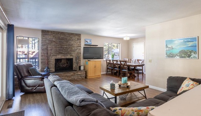 Lake Views in 3bdr Family Home w/Hottub