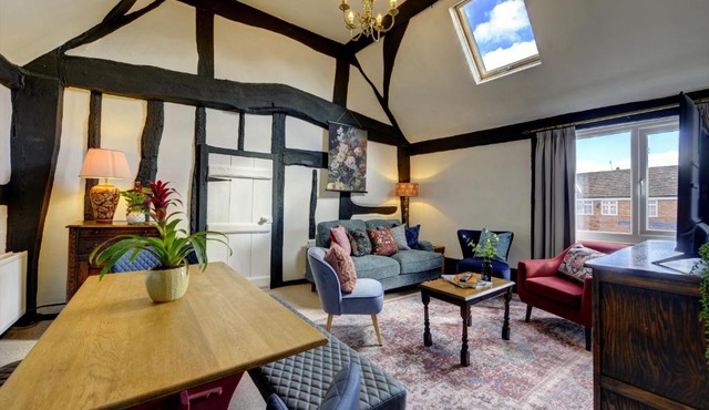 Loft Cottage by Spa Town Property - 2 Bed Tudor Retreat Near to Stratford-upon-Avon, Warwick & Solihull