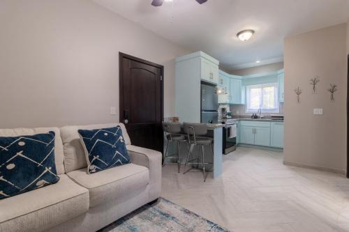 Lumora - Cozy 2-BD Condo in French Cay