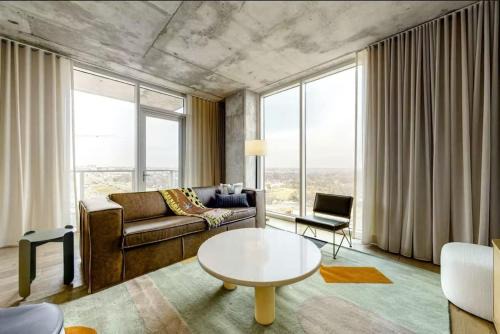 Luxe Rainey St High Rise - Heated Pool - Gym - ATX