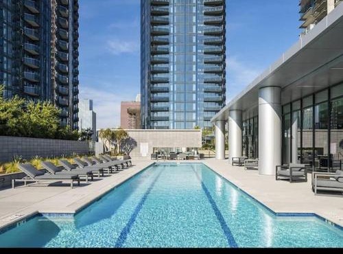 Luxury 2BR High-Rise with Rooftop Pool next to Convntn Centr