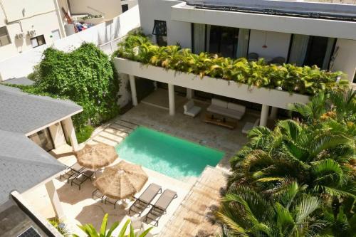 Luxury 7BR Compound with Pool, 2 Jacuzzis, Pickleball, Basketball