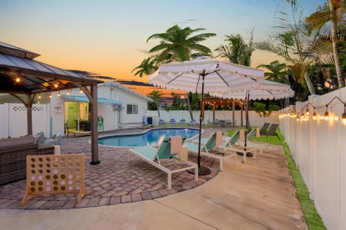 Luxury Heated Pool Oasis-10 mins to BEACH- Fast WiFi