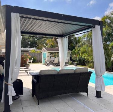 Luxury pool dog friendly central to Naples and Marco Island by Sky Run Naples
