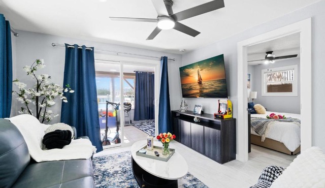 Manatee Key-Waterfront Minutes to Turtle Beach