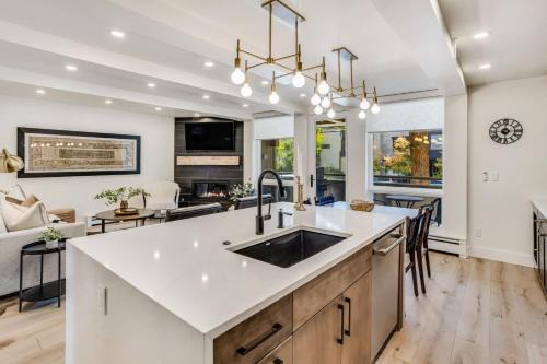Modern 2 BR in Aspen Core Walk Everywhere