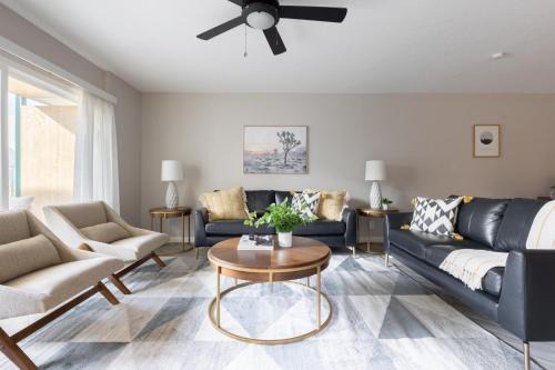 Modern Chic Condo In Midtown w Pool & Hot Tub