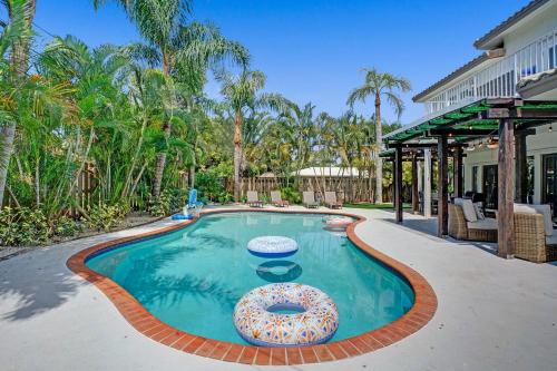 Modern house w heated pool game room