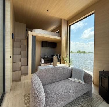 Modern Stay Tiny Houseboat to visit Amsterdam