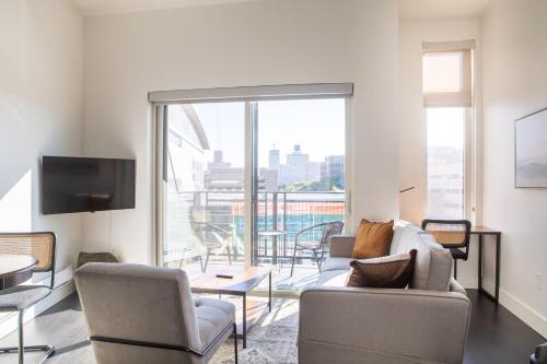 Modern Studio Apt with Rooftop, Gym, and Parking