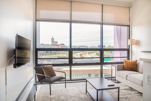 Modern Studio Apt with Rooftop, Gym, and Parking - Sleeps 4