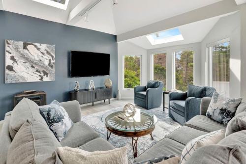 Modern Sunlit Coastal Retreat