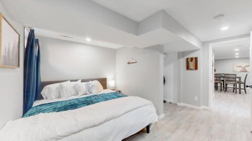 Modern & Updated Unit in Prime Location